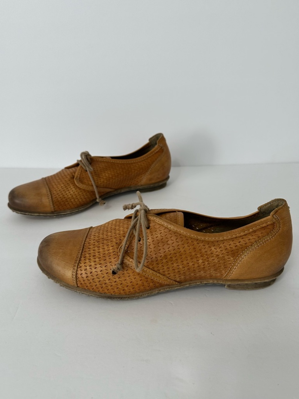 Taos Shoes Womens Size 39 Jiminy Casual Lace Up Oxford Flats Tan Leather Cap Toe